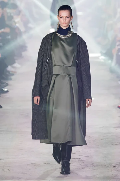 Look 16
